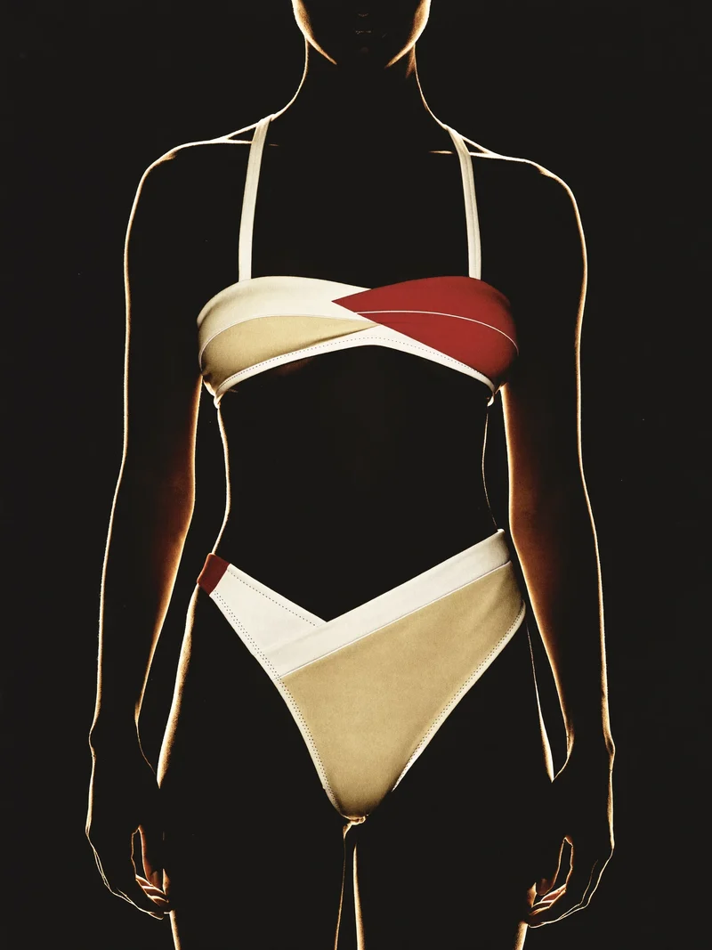 Ilustrație conceptuală: costum de baie arhitectural în culori solide.